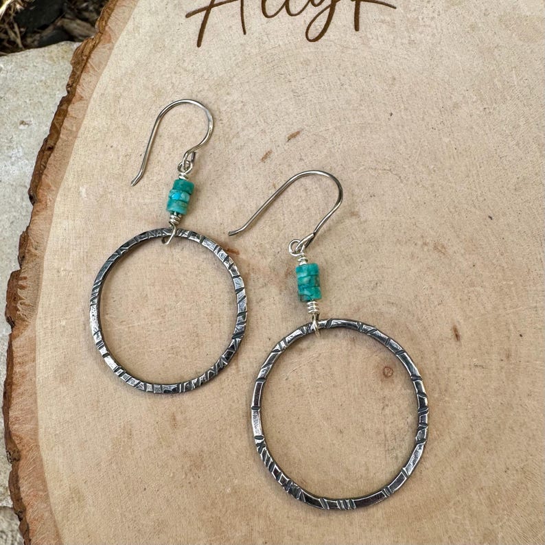 Pendientes circulares de plata de ley con turquesa: joyería artesanal hecha a mano. imagen 3