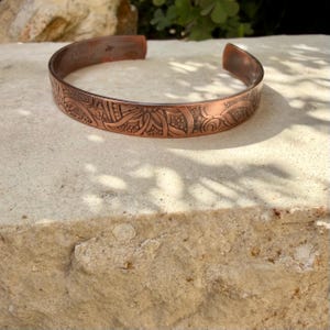Southwest Floral Copper Cuff • Hand‑Forged Raw Copper Bracelet • Flower Doodle Pattern image 3