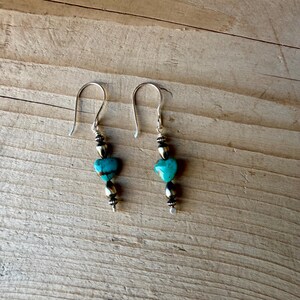 Pendientes de corazón de turquesa y perlas del desierto • Pendientes colgantes estilo suroeste de plata Argentium imagen 7