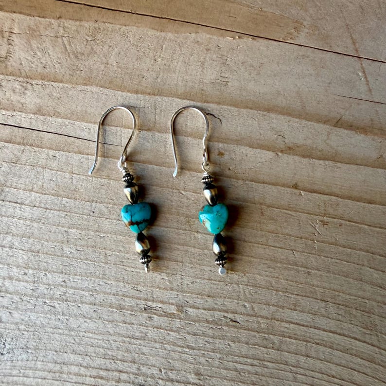 Pendientes de corazón de turquesa y perlas del desierto • Pendientes colgantes estilo suroeste de plata Argentium imagen 7