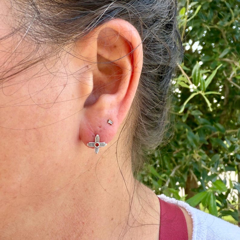 Pendientes de plata de ley con el símbolo del sol Zia • Pendientes minimalistas de estilo western • Pendientes para uso diario imagen 9