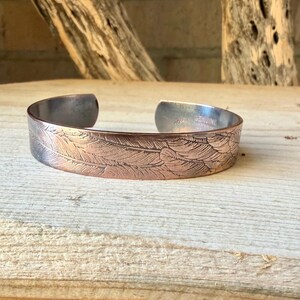 Brazalete de cobre con relieve de plumas • Pulsera rústica de cobre en bruto • Joyería del suroeste forjada a mano imagen 10