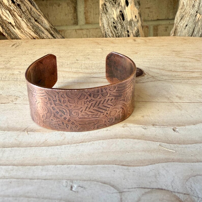 Brazalete retro de cobre con relieve floral • Pulsera rústica de cobre sin tratar • Joyería del suroeste forjada a mano imagen 10