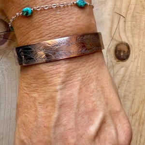 Brazalete de cobre con relieve de plumas • Pulsera rústica de cobre en bruto • Joyería del suroeste forjada a mano imagen 8