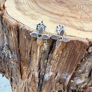 Pendientes de plata de ley con el símbolo del sol Zia • Pendientes minimalistas de estilo western • Pendientes para uso diario imagen 2