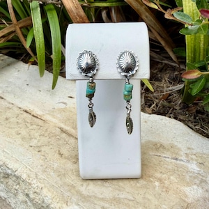 Oval Concho Turquoise Heishi Earrings • Sterling Silver • Feather Dangle immagine 9