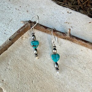 Pendientes de corazón de turquesa y perlas del desierto • Pendientes colgantes estilo suroeste de plata Argentium imagen 4