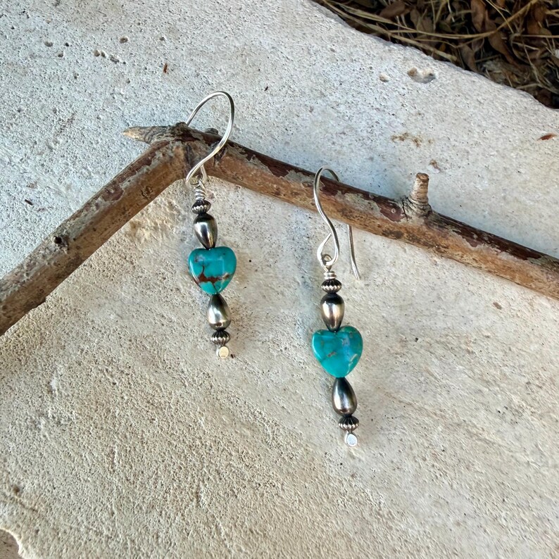 Pendientes de corazón de turquesa y perlas del desierto • Pendientes colgantes estilo suroeste de plata Argentium imagen 4