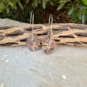 Boucles d'oreilles feuilles de cuivre et d'argent • Boucles d'oreilles pendantes en métaux mixtes image 1