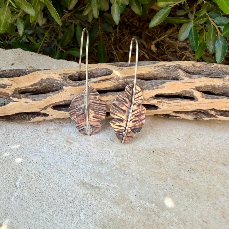Boucles d'oreilles feuilles de cuivre et d'argent • Boucles d'oreilles pendantes en métaux mixtes image 1