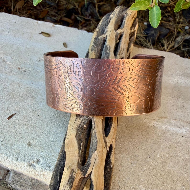 Brazalete retro de cobre con relieve floral • Pulsera rústica de cobre sin tratar • Joyería del suroeste forjada a mano imagen 8
