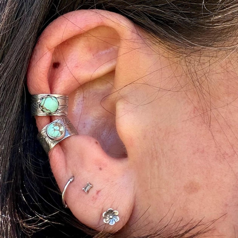 Pendiente de oreja Royston de turquesa de 5 mm • Anillo de plata de ley con pluma • No requiere perforación • Estilo suroeste imagen 1