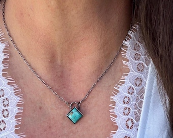 Collar con colgante de turquesa Kingman • Piedra de turquesa de 10 mm • Cadena marinera de plata de ley