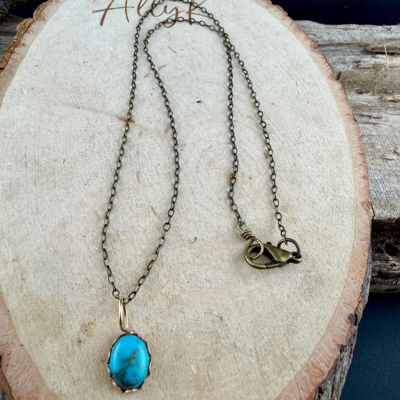 Kingman Turquoise Pendant Necklace • Antique Brass • 8×10 Turquoise Cabochon bild 3