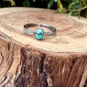 Turquoise Sterling Silver Dainty Band Ring • Number 8 Turquoise • Butterfly Floral Pattern imagem 1