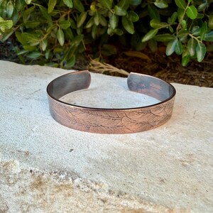 Brazalete de cobre con relieve de plumas • Pulsera rústica de cobre en bruto • Joyería del suroeste forjada a mano imagen 4