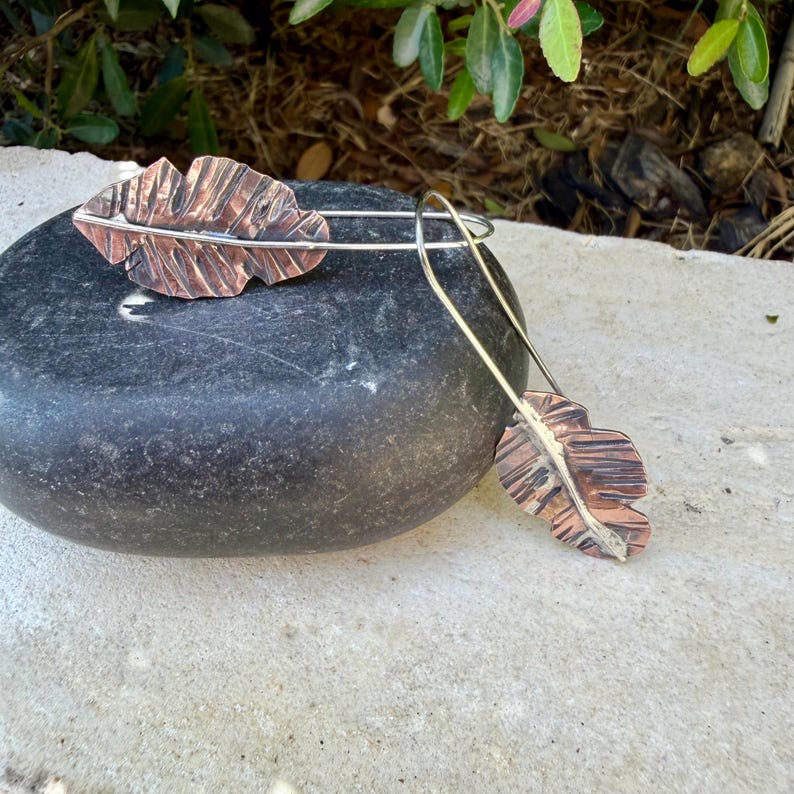 Boucles d'oreilles feuilles de cuivre et d'argent • Boucles d'oreilles pendantes en métaux mixtes image 5