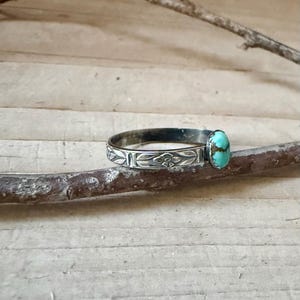 Turquoise Sterling Silver Dainty Band Ring • Number 8 Turquoise • Butterfly Floral Pattern imagem 6