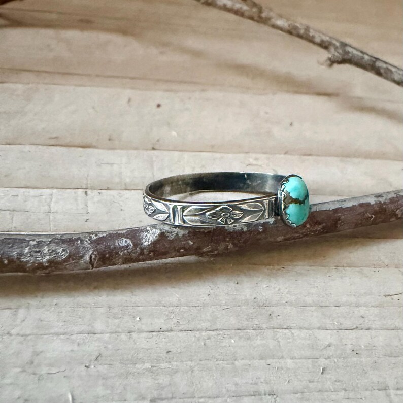 Turquoise Sterling Silver Dainty Band Ring • Number 8 Turquoise • Butterfly Floral Pattern imagem 6