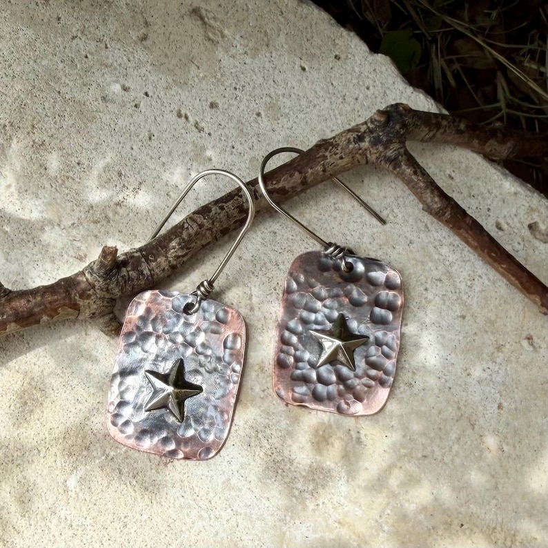 Boucles d'oreilles en cuivre et argent sterling avec étoile · Boucles d'oreilles pendantes martelées style western Lonestar image 3