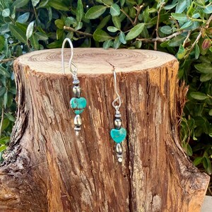 Pendientes de corazón de turquesa y perlas del desierto • Pendientes colgantes estilo suroeste de plata Argentium imagen 2