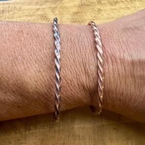 Handsmidda kopparmanschettarmband • Set om 2 • Rustika stapelbara manschetter bild 2