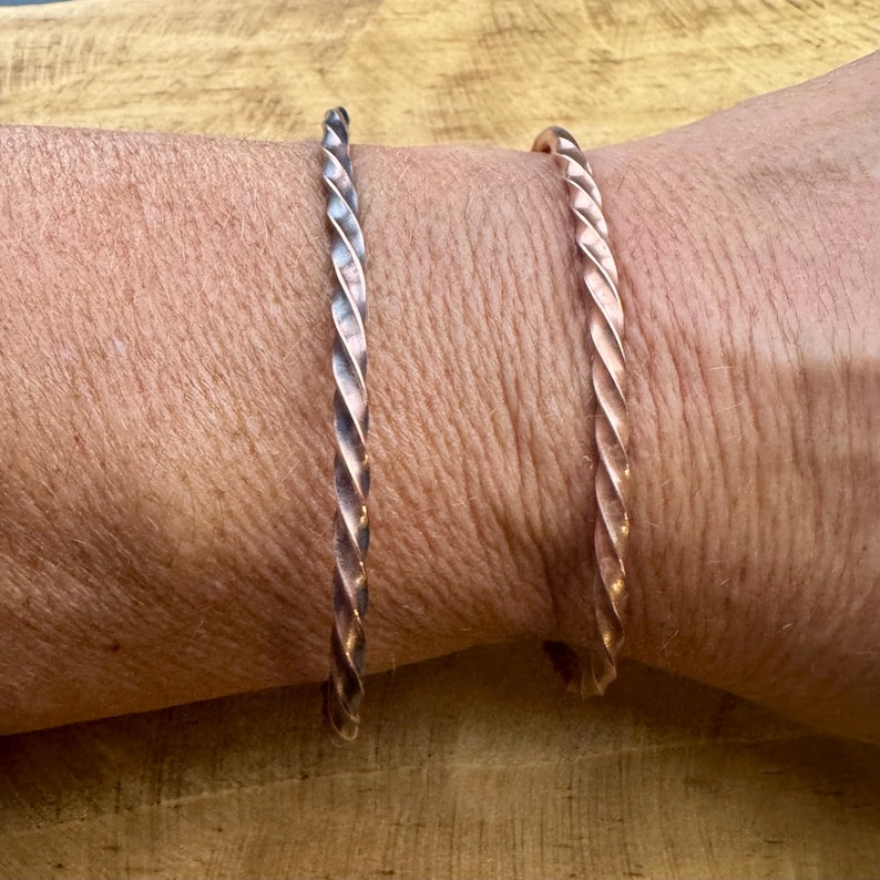 Handsmidda kopparmanschettarmband • Set om 2 • Rustika stapelbara manschetter bild 2