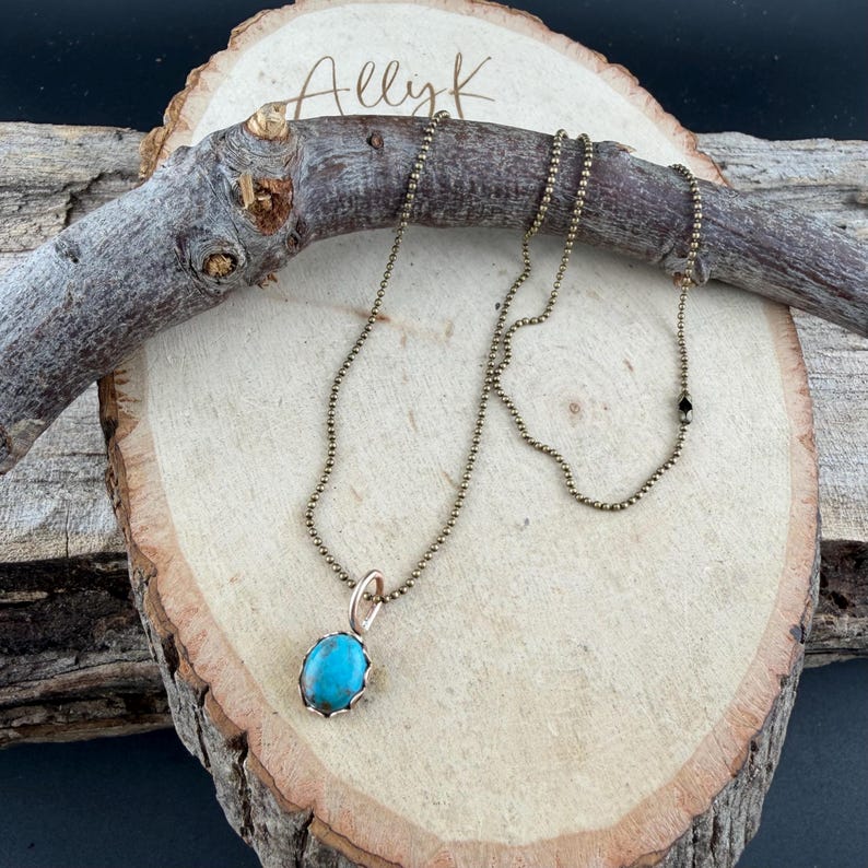 Kingman Turquoise Pendant Necklace • Antique Brass • 8×10 Turquoise Cabochon bild 7