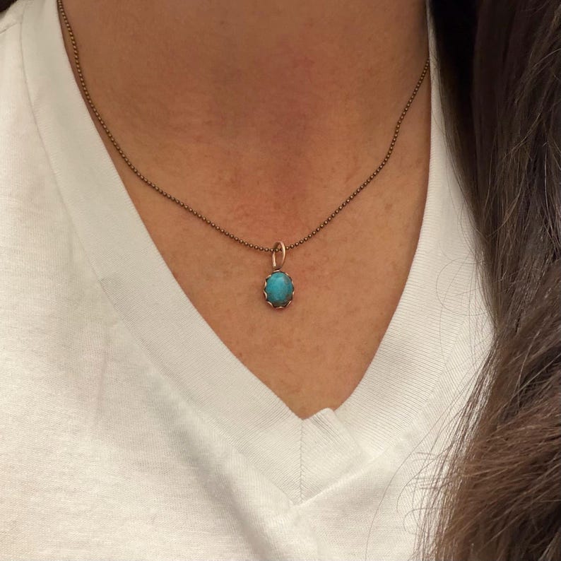 Kingman Turquoise Pendant Necklace • Antique Brass • 8×10 Turquoise Cabochon bild 5