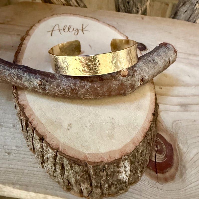 Brazalete de latón martillado • Forjado a mano • Pulsera rústica dorada imagen 7