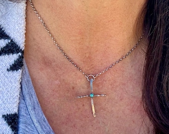 Collar con cruz de plata de ley con turquesa • Colgante de cruz rústico hecho a mano