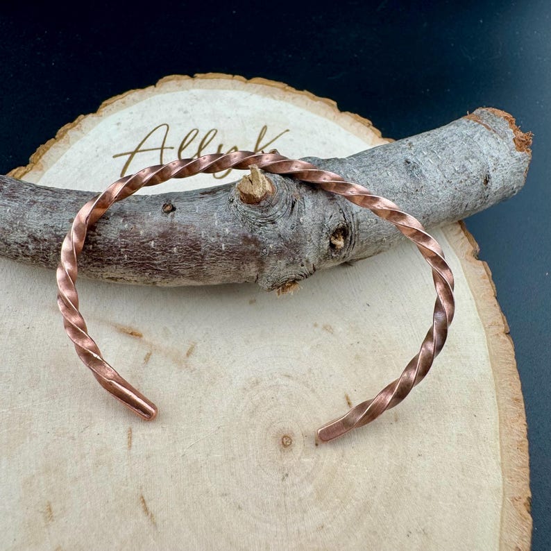 Handsmidda kopparmanschettarmband • Set om 2 • Rustika stapelbara manschetter Shiny polished