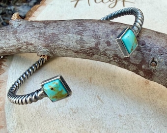 Bracelet manchette en turquoise Kingman • Cordon torsadé en argent sterling • Double serti carré inversé de 6 mm