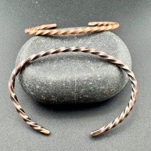 Handsmidda kopparmanschettarmband • Set om 2 • Rustika stapelbara manschetter bild 5