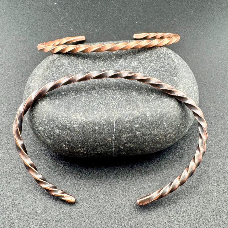 Handsmidda kopparmanschettarmband • Set om 2 • Rustika stapelbara manschetter bild 5