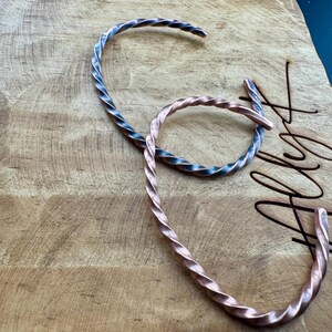 Handsmidda kopparmanschettarmband • Set om 2 • Rustika stapelbara manschetter bild 8