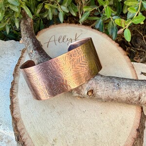 Brazalete retro de cobre con relieve floral • Pulsera rústica de cobre sin tratar • Joyería del suroeste forjada a mano imagen 5
