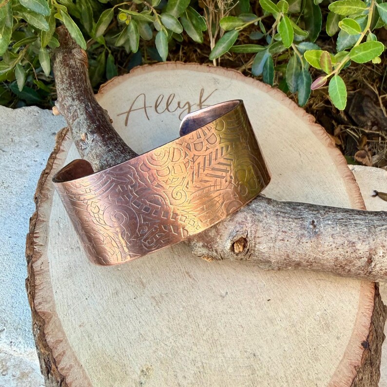 Brazalete retro de cobre con relieve floral • Pulsera rústica de cobre sin tratar • Joyería del suroeste forjada a mano imagen 5