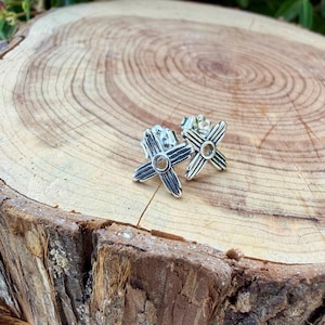 Pendientes de plata de ley con el símbolo del sol Zia • Pendientes minimalistas de estilo western • Pendientes para uso diario imagen 1