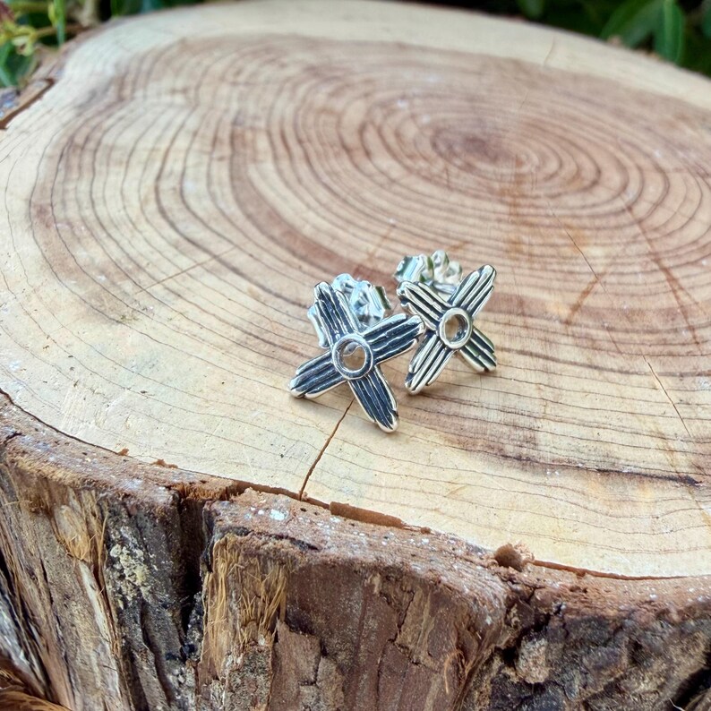 Pendientes de plata de ley con el símbolo del sol Zia • Pendientes minimalistas de estilo western • Pendientes para uso diario imagen 1