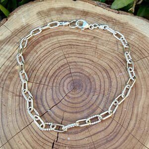 Pulseira em Prata de Lei com Detalhe em Ouro 14k • Corrente Torcida • Combinação de Metais • imagem 7
