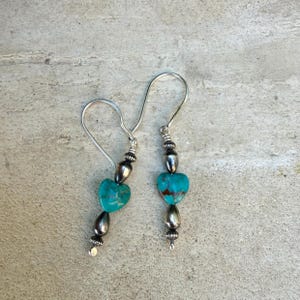 Pendientes de corazón de turquesa y perlas del desierto • Pendientes colgantes estilo suroeste de plata Argentium imagen 3