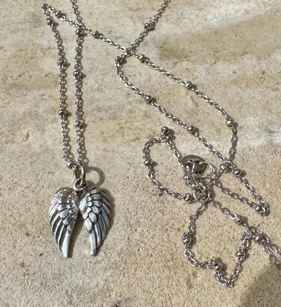 Angel wings pendant necklace
