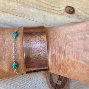 Brazalete retro de cobre con relieve floral • Pulsera rústica de cobre sin tratar • Joyería del suroeste forjada a mano imagen 12