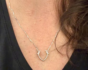 Collier à pendentif en bois de cerf en argent sterling • Forgé à la main • Bijoux inspirés de la nature