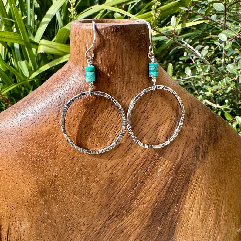 Pendientes circulares de plata de ley con turquesa: joyería artesanal hecha a mano. imagen 6