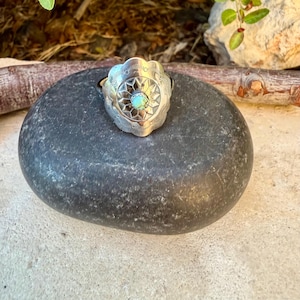 Turquoise Concho Sterling Silver Ring • Number 8 Turquoise • Southwestern Sunflower Band Bild 9