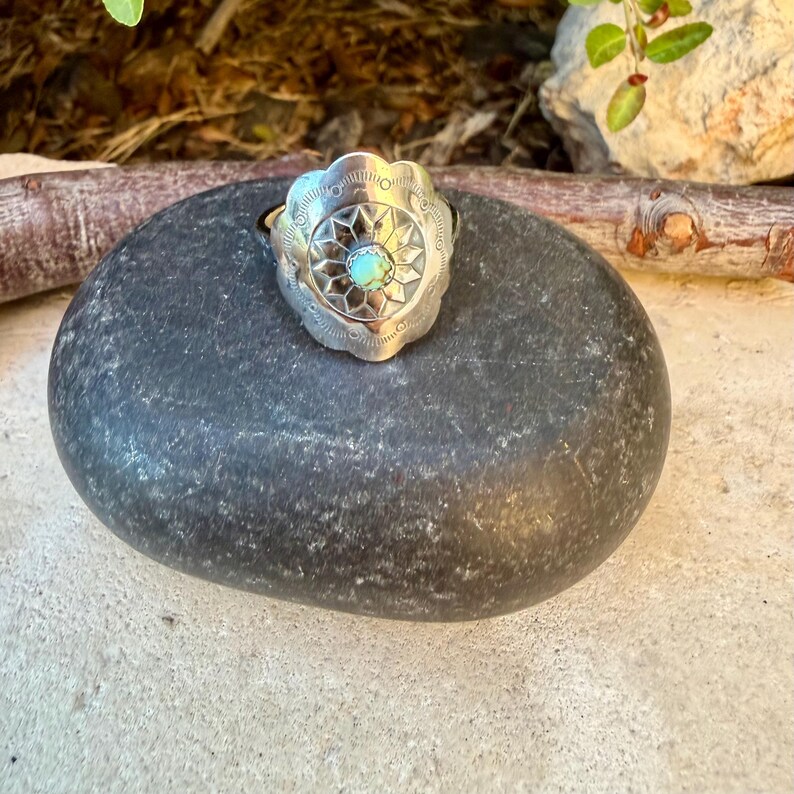 Turquoise Concho Sterling Silver Ring • Number 8 Turquoise • Southwestern Sunflower Band Bild 9