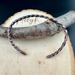Handsmidda kopparmanschettarmband • Set om 2 • Rustika stapelbara manschetter Oxidized polished