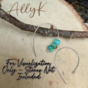 Puede incluir: Dos pendientes de alambre curvado en tono plateado. Un pendiente presenta tres peque&ntilde;as cuentas redondas de color turquesa. El texto Ally K y For Visualization Only - Stones Not Included son visibles en la imagen.
